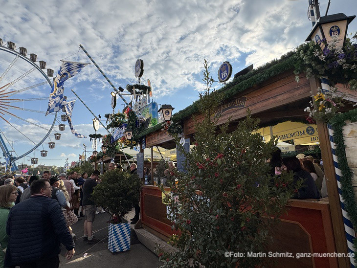 die Weißbier-Alm von Heinrich und Liselotte Haas 2025 in der Straße C neben dem Jules Verne Tower und in der Nähe des Riesenrads (©Foto: Martin Schmitz)  
